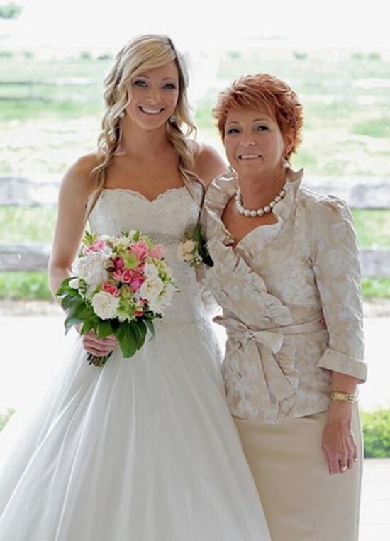 Прическа для мамы жениха на свадьбу на средние волосы фото