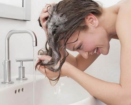 Как мыть волосы в домашних условиях