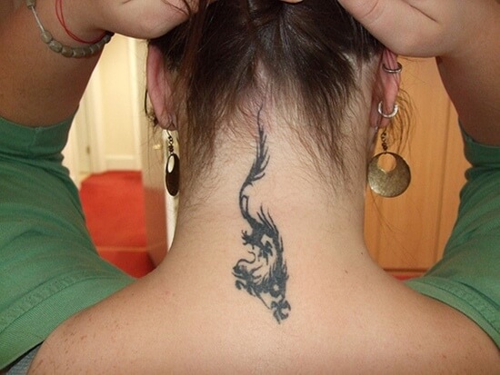 Женские татуировки на шее
