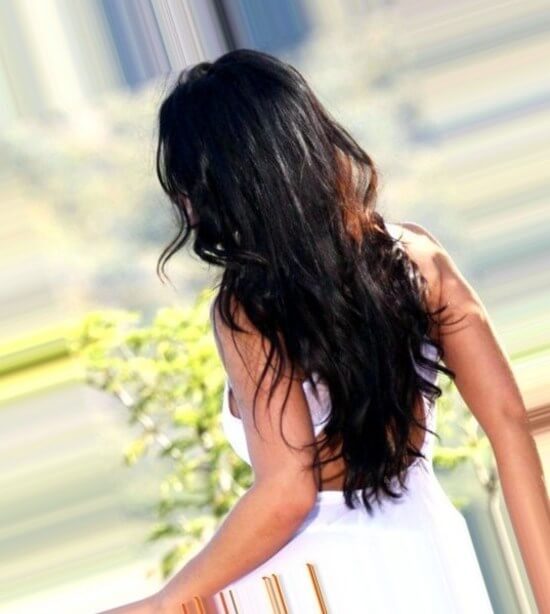 Фото девушки на аву со спины брюнетки с длинными волосами