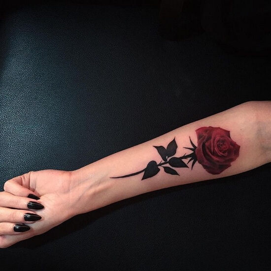 Значение тату роза на руке для девушек, на бедре (45+ Фото)