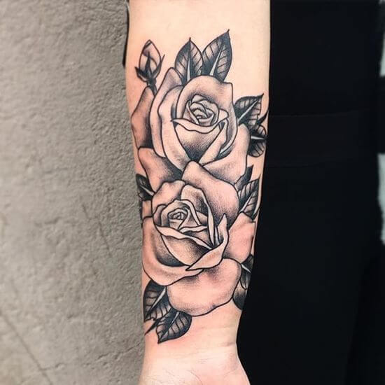 Каковы лучшие места для женской татуировки розы?