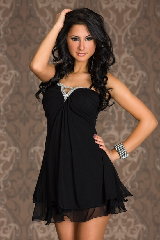 Красивое черное платье для девушки